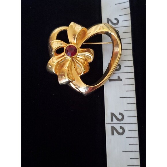 Avon Heart Pin & Bow July Birthstone Gold Tone Ruby Rhinestone Vintage Signed - Picture 4 of 7